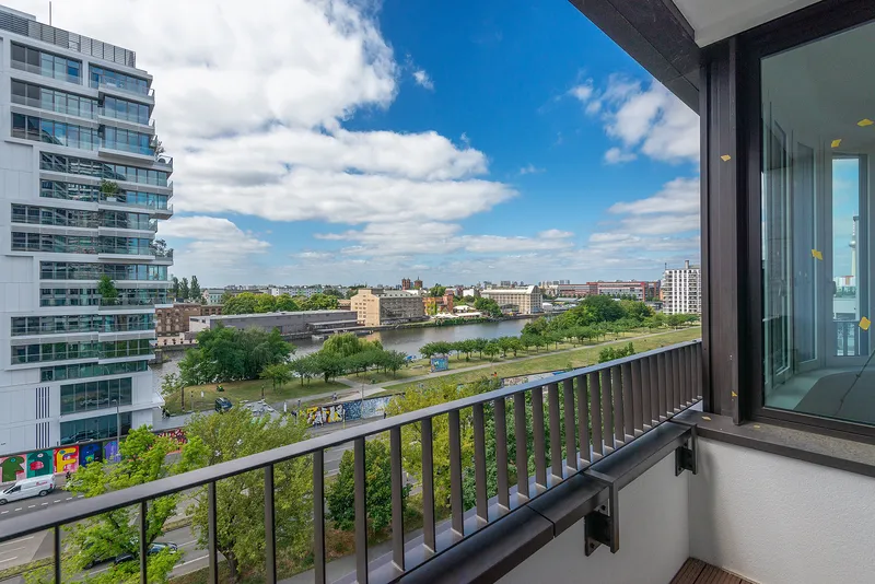 Zu Vermieten! Luxuriöse 3-Zimmer-Neubau-Wohnung mit phänomenalem Spreeblick in Friedrichshain! — photo 1